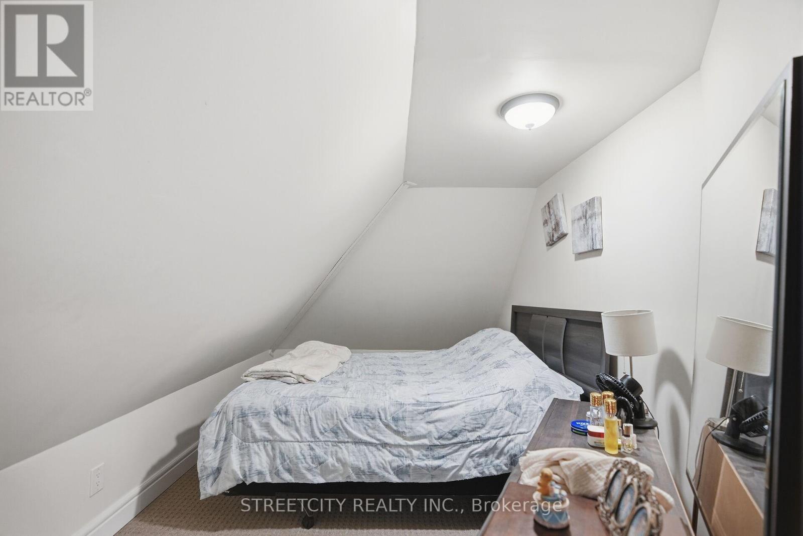 24 Hincks Street, St. Thomas, Ontario  N5R 3N6 - Photo 33 - X12841956