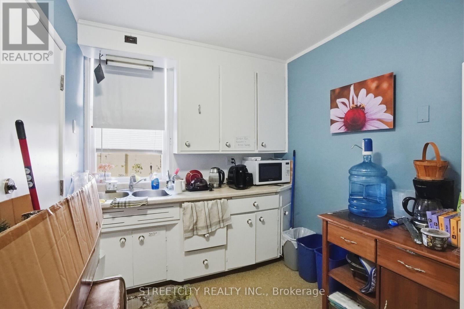 24 Hincks Street, St. Thomas, Ontario  N5R 3N6 - Photo 8 - X12841956