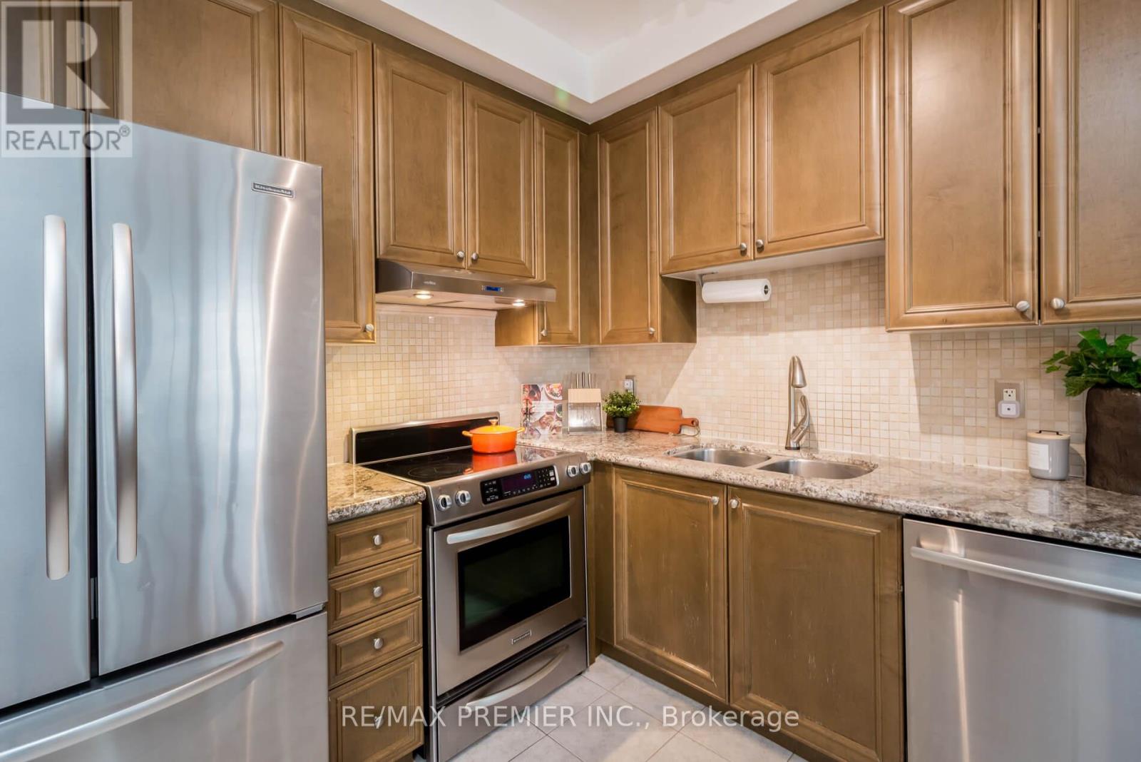 39 Market Garden Mews, Toronto, Ontario  M8Z 0A6 - Photo 17 - W12857276