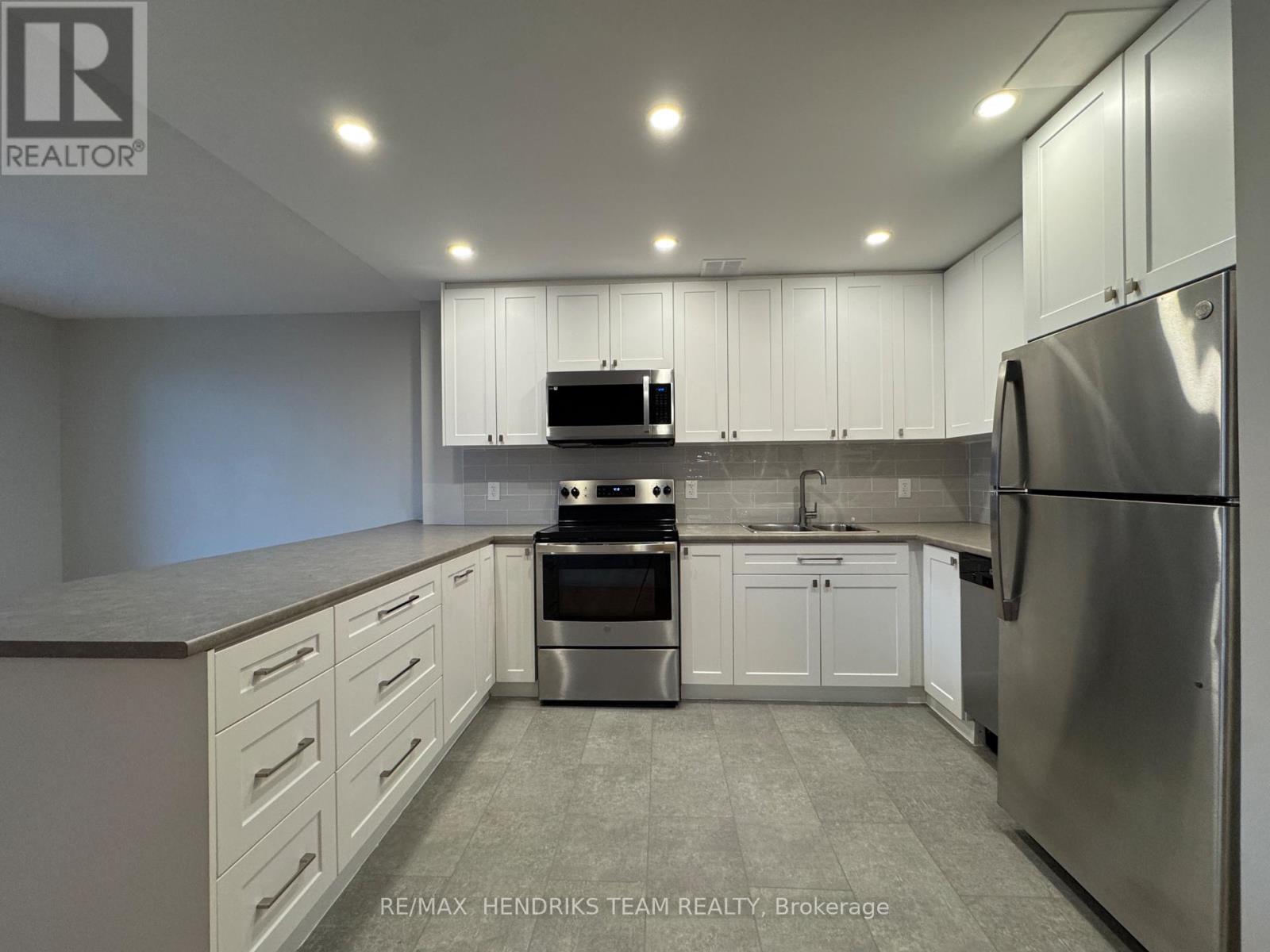 303 - 39 Leaside Drive, St. Catharines, Ontario  L2M 4G2 - Photo 2 - X12857330