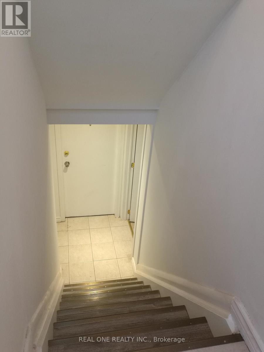 349 Browndale Crescent, Richmond Hill, Ontario  L4C 3J3 - Photo 3 - N12857356