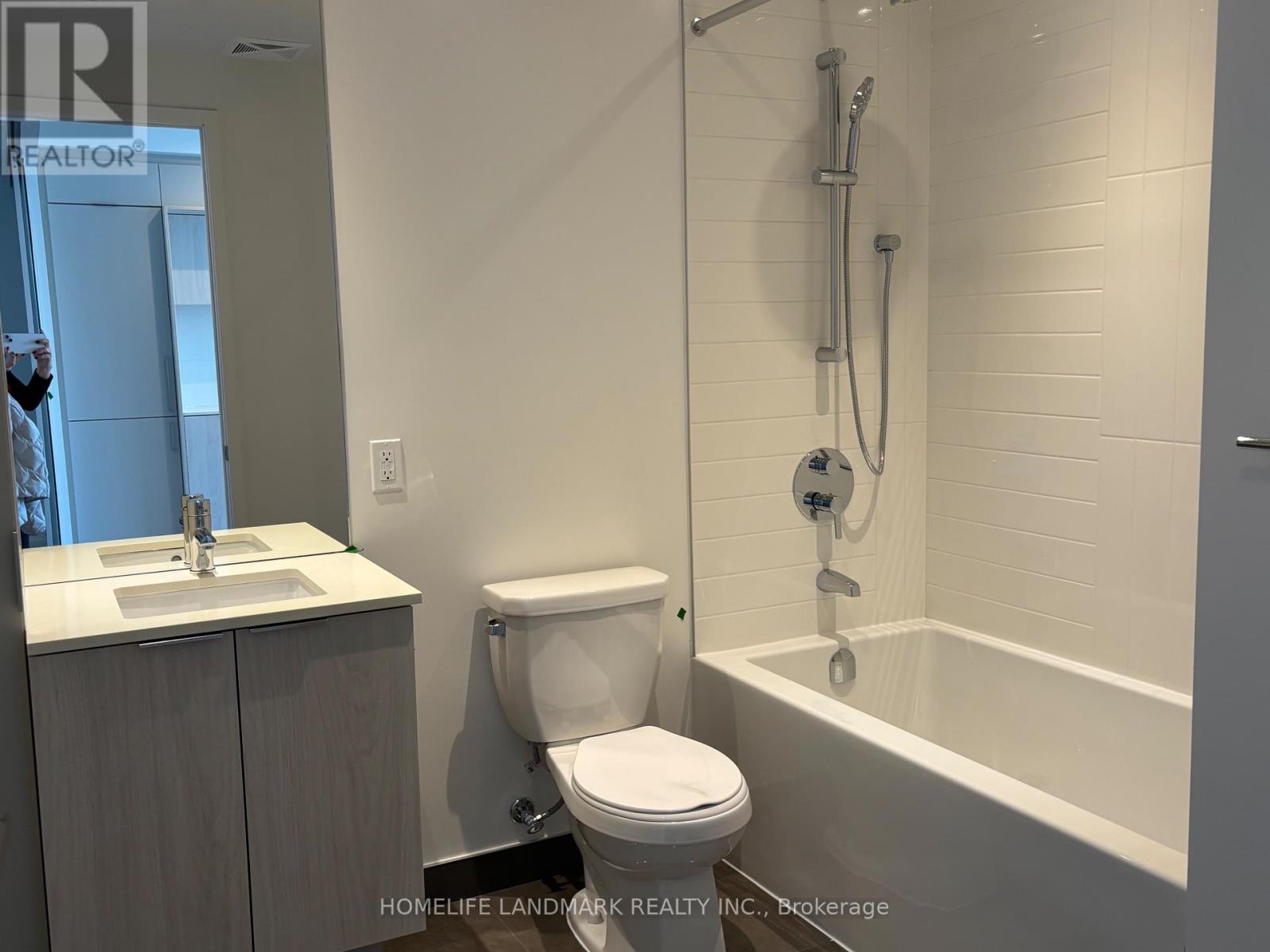 3912 - 448 Burnhamthorpe Road, Mississauga, Ontario  L5B 0R4 - Photo 6 - W12856134