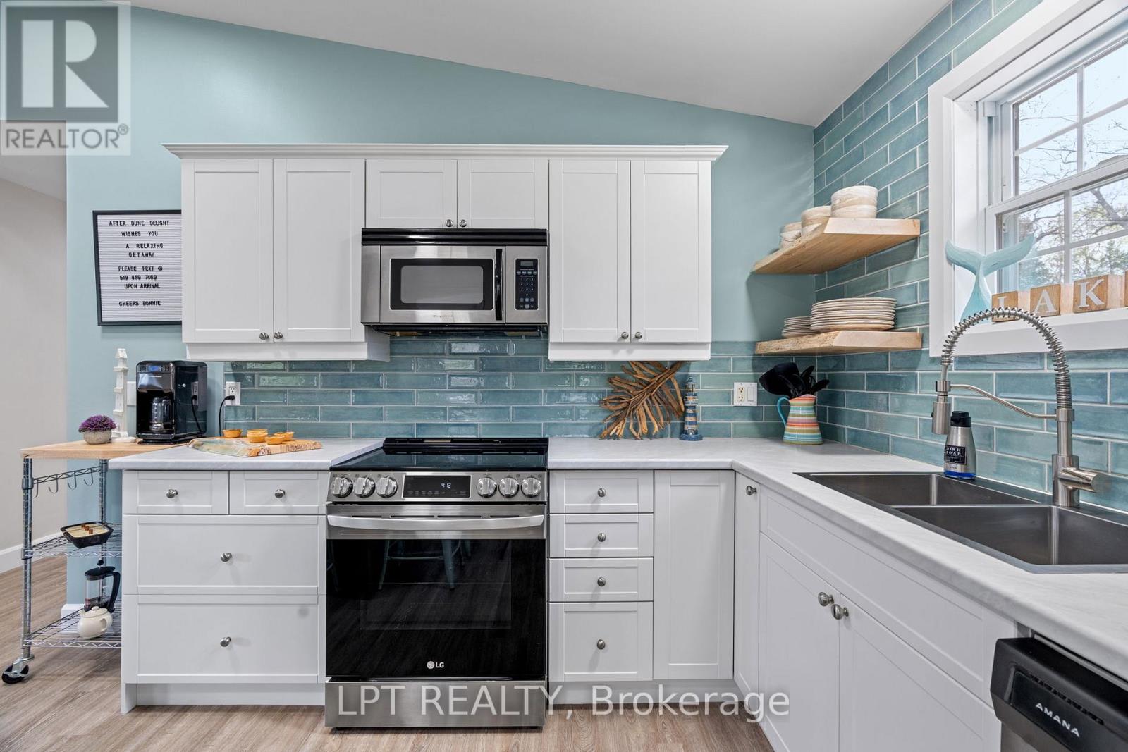 7652 Riverside Drive, Lambton Shores, Ontario  N0M 2L0 - Photo 8 - X12857372