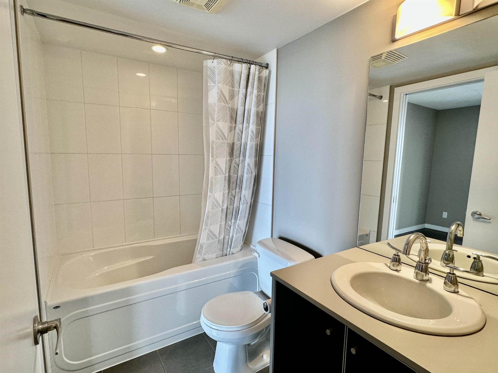 2805 9981 Whalley Boulevard, Surrey, British Columbia  V3T 0G6 - Photo 6 - R3097153