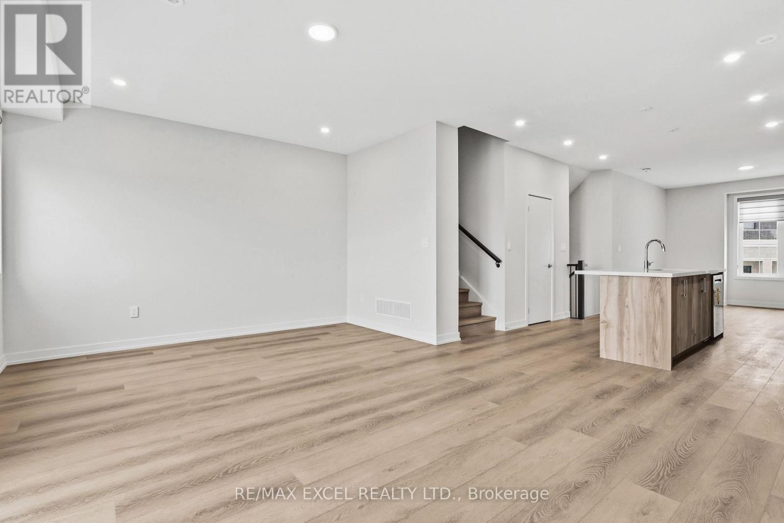 7 Peace Lane, Richmond Hill, Ontario  L4B 0J4 - Photo 4 - N12857378