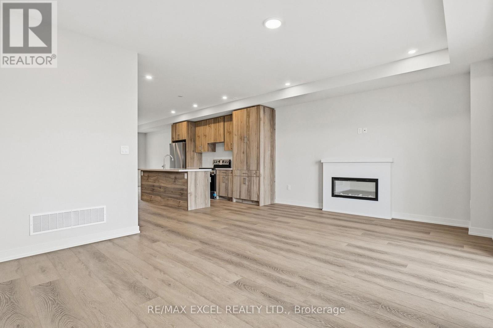 7 Peace Lane, Richmond Hill, Ontario  L4B 0J4 - Photo 5 - N12857378