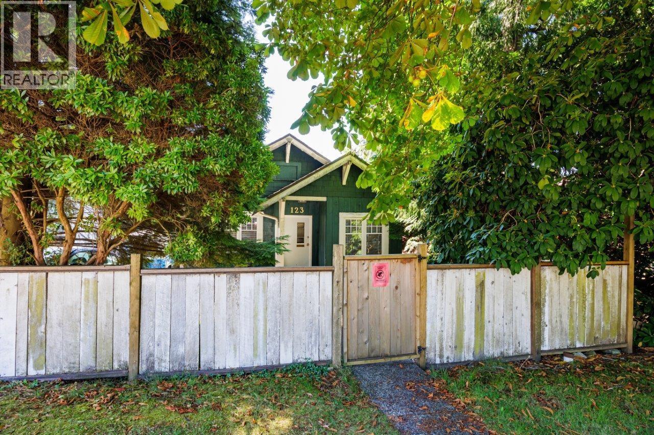 123 E Kings Road, North Vancouver, British Columbia  V7N 1H4 - Photo 2 - R3097195