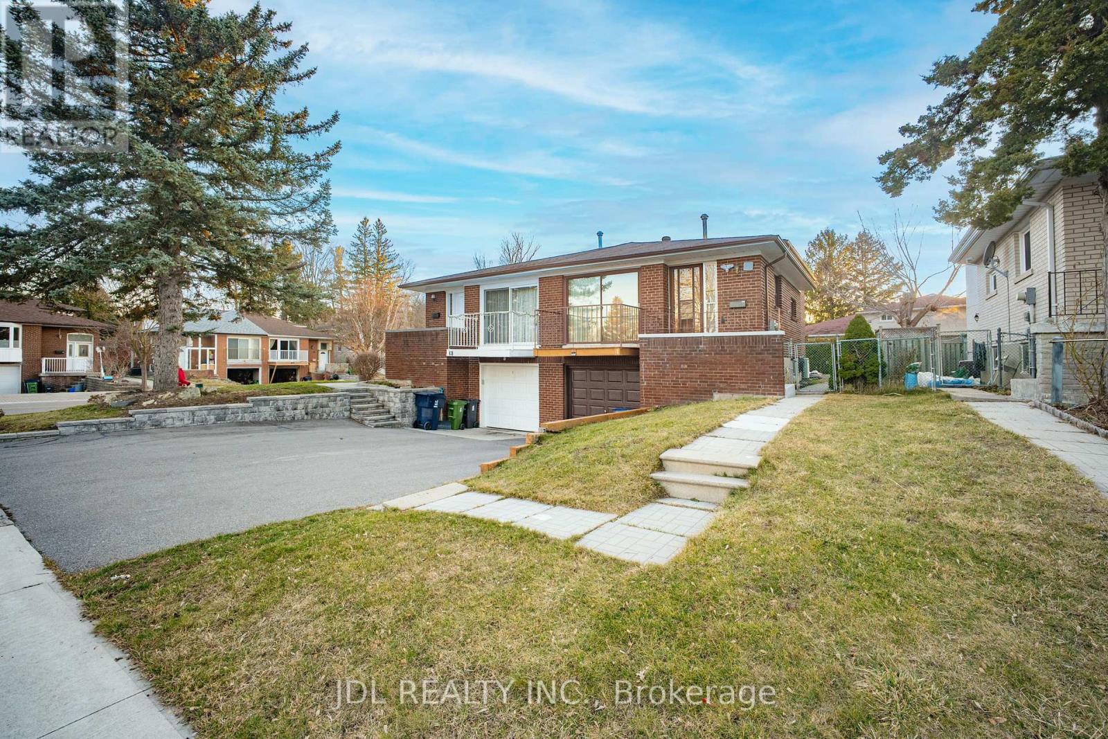 4 Lowbank Court, Toronto, Ontario  M2M 3A4 - Photo 2 - C12857404