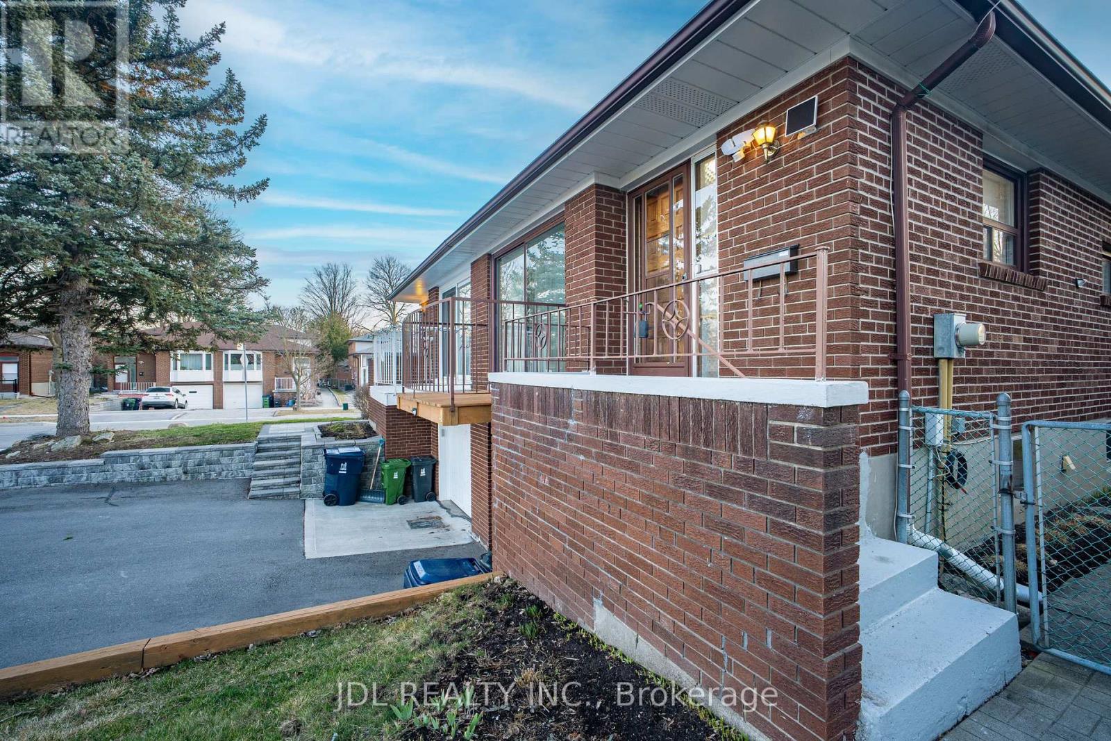 4 Lowbank Court, Toronto, Ontario  M2M 3A4 - Photo 4 - C12857404