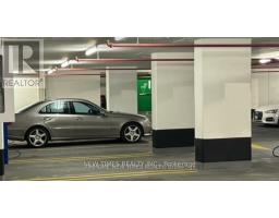 125 BLUE JAYS WAY, Toronto, Ontario