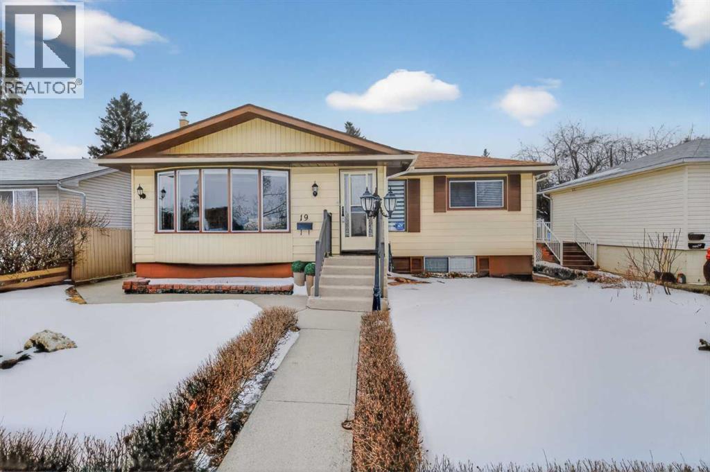 19 Beaupre Crescent Nw, Calgary, Alberta  T3B 2S9 - Photo 1 - A2290158