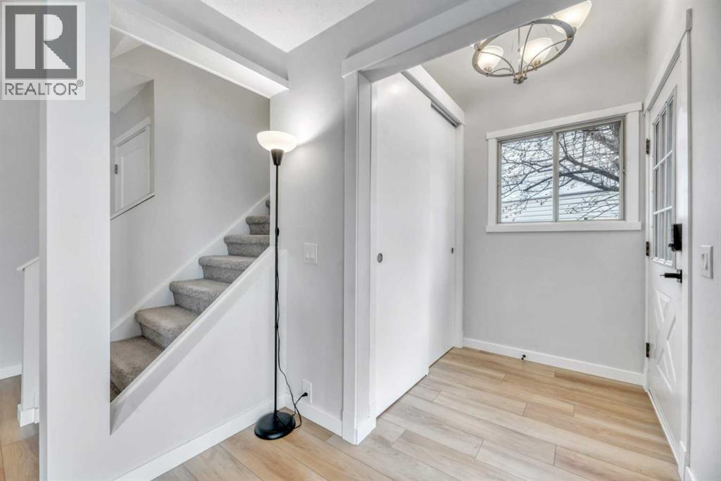 56 Woodglen Court Sw, Calgary, Alberta  T2W 4K3 - Photo 5 - A2286720