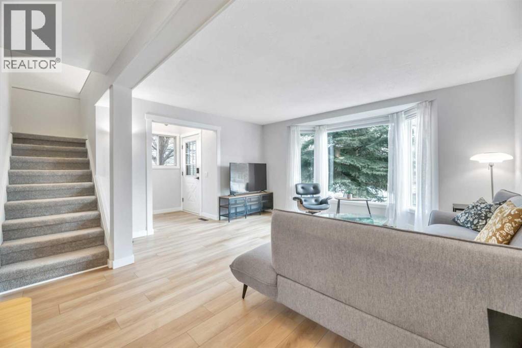 56 Woodglen Court Sw, Calgary, Alberta  T2W 4K3 - Photo 9 - A2286720