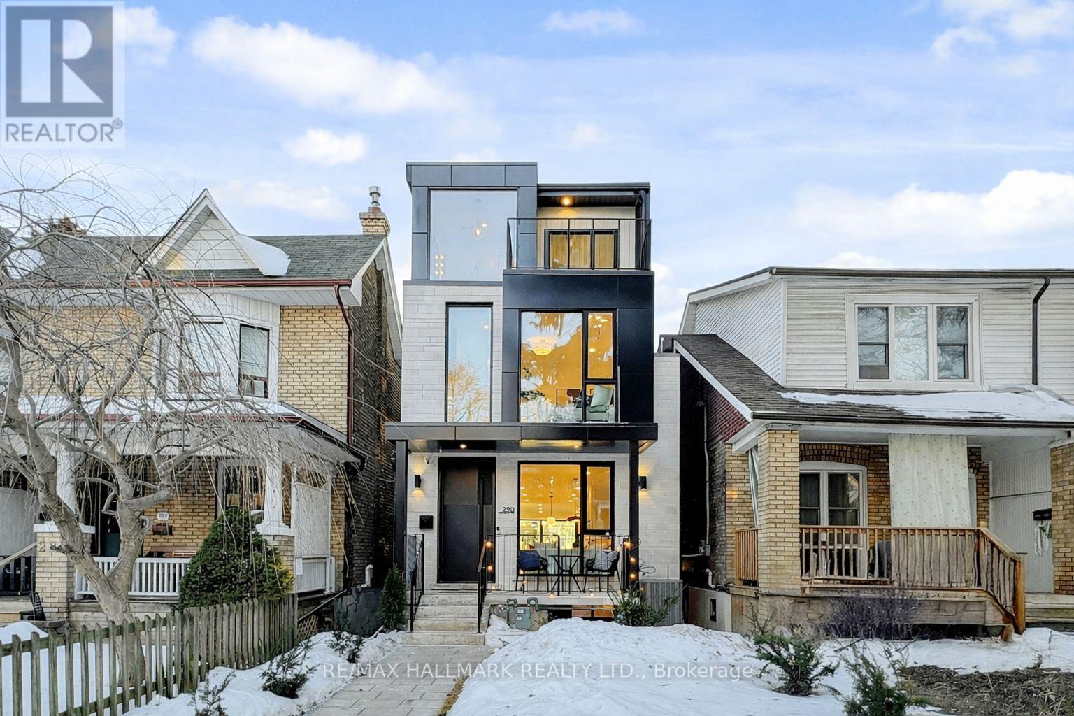 290 WAVERLEY ROAD, Toronto, Ontario