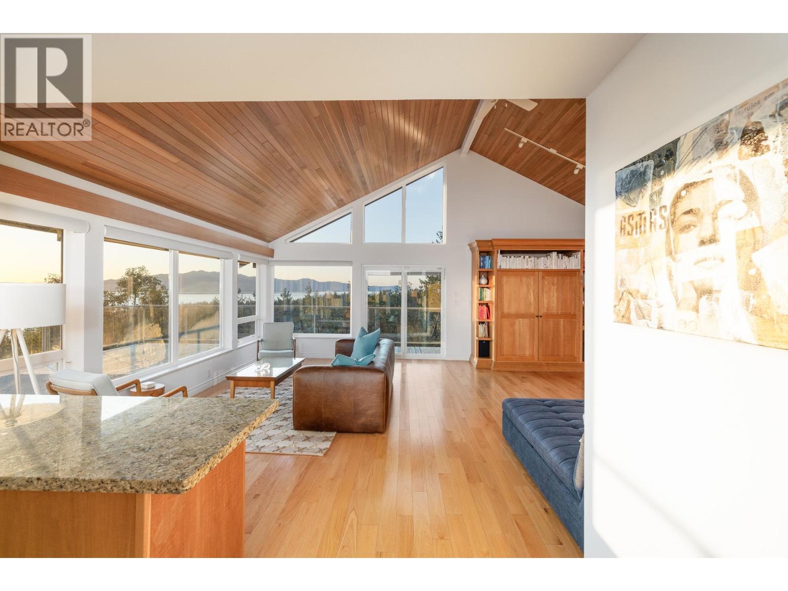 10339 Sunshine Coast Highway, Halfmoon Bay, British Columbia  V7Z 1B7 - Photo 5 - R3092825