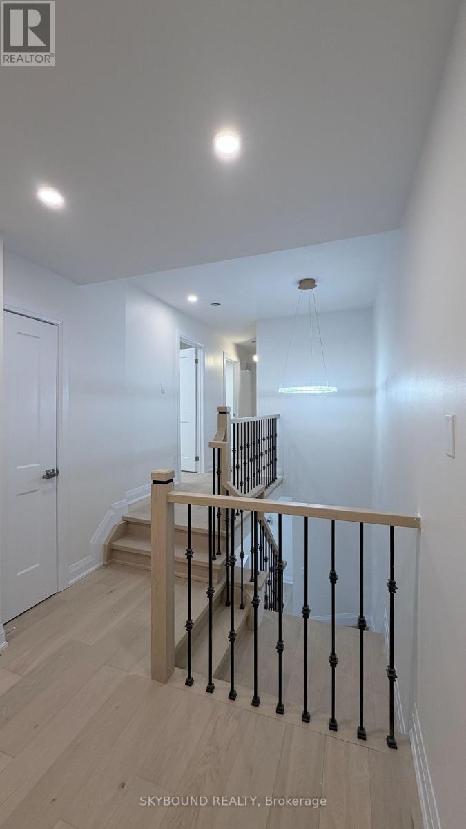 5467 Bullrush Drive, Mississauga (East Credit), Ontario  L5V 1Z1 - Photo 5 - W12856778