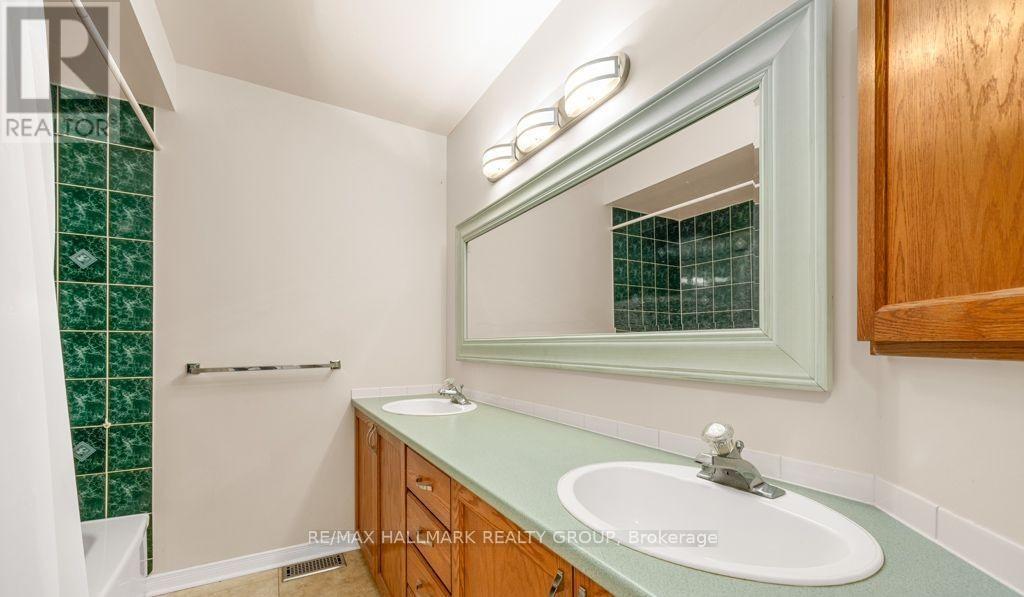 6059 Pineglade Crescent, Ottawa, Ontario  K1W 1H1 - Photo 13 - X12857518