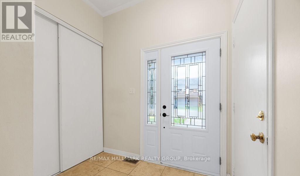 6059 Pineglade Crescent, Ottawa, Ontario  K1W 1H1 - Photo 2 - X12857518