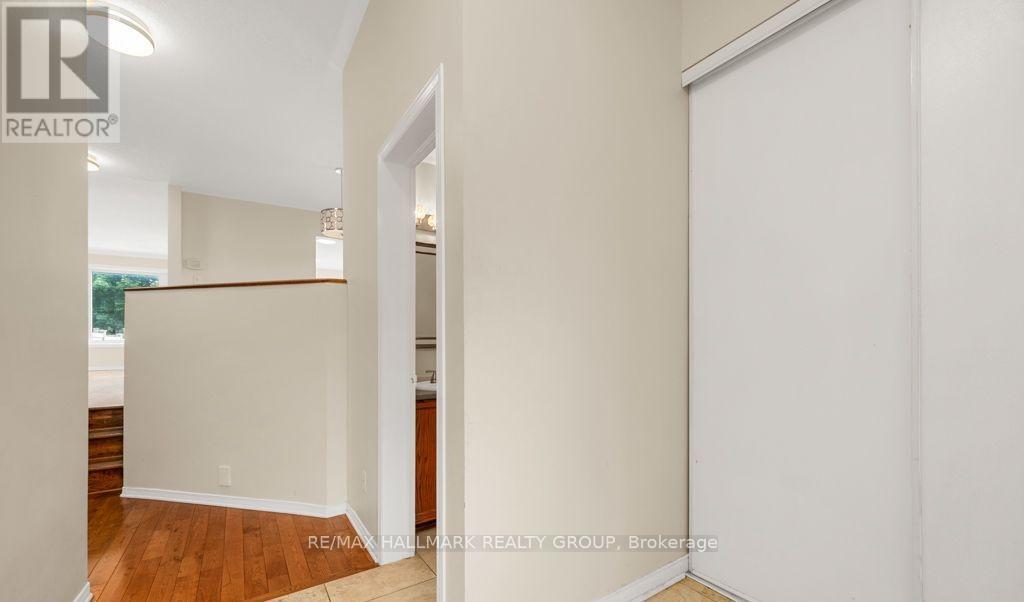 6059 Pineglade Crescent, Ottawa, Ontario  K1W 1H1 - Photo 3 - X12857518