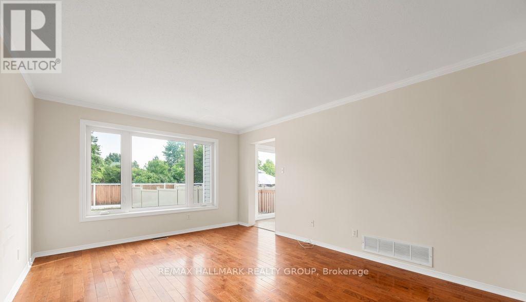 6059 Pineglade Crescent, Ottawa, Ontario  K1W 1H1 - Photo 5 - X12857518