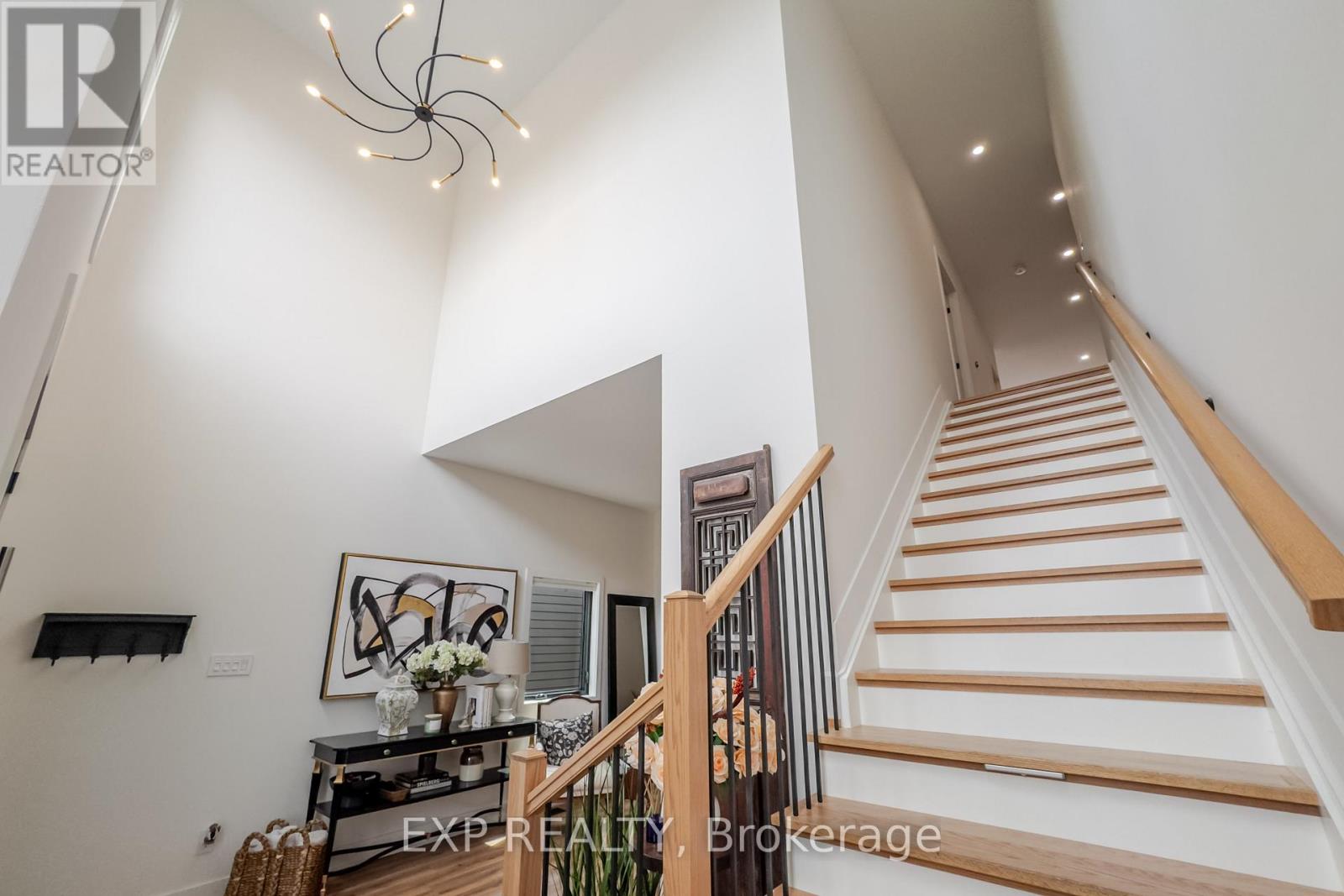 12 Viewmount Drive, Ottawa, Ontario  K2G 1R5 - Photo 4 - X12857580