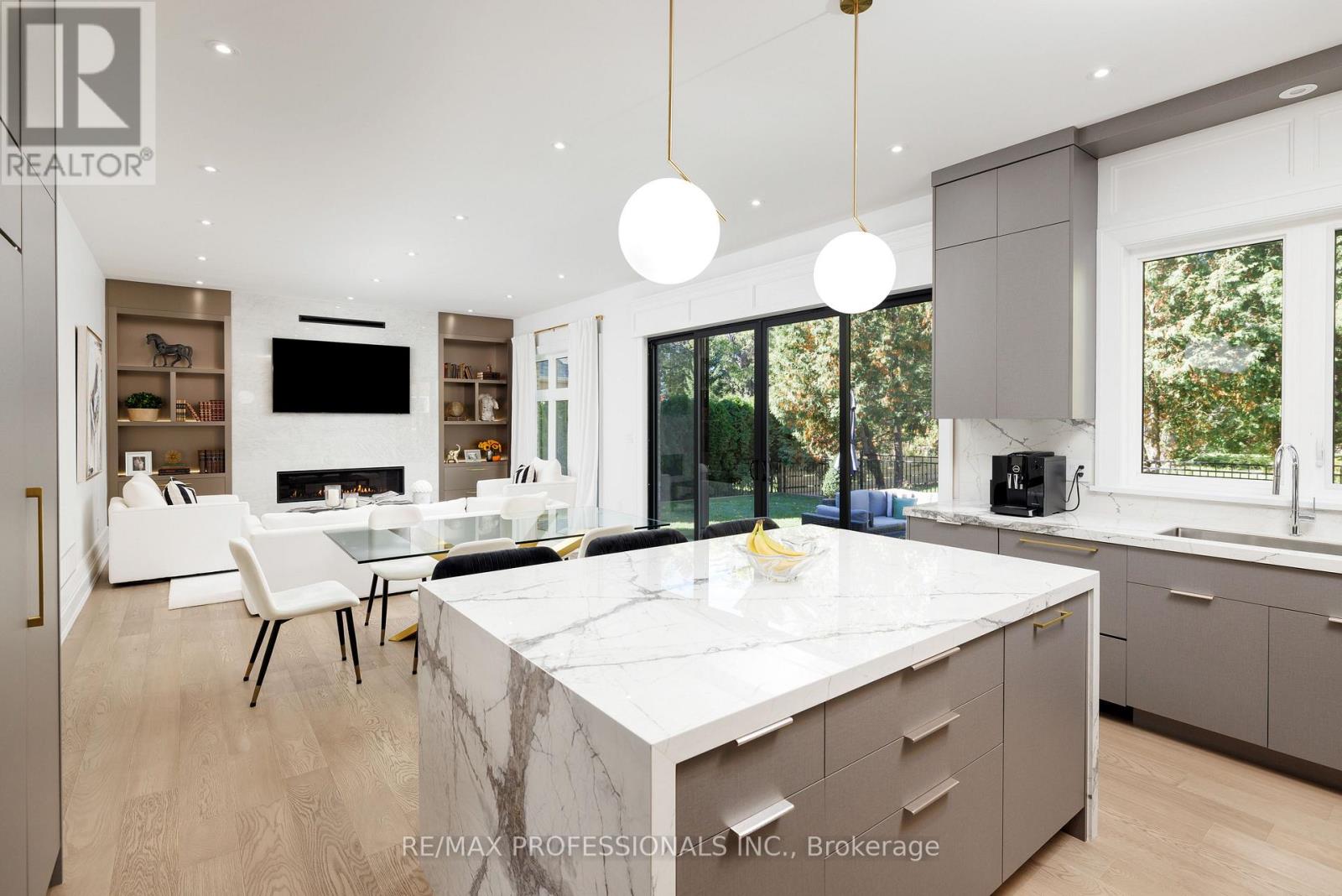 2b Fairway Road, Toronto, Ontario  M9A 5E9 - Photo 17 - W12833592