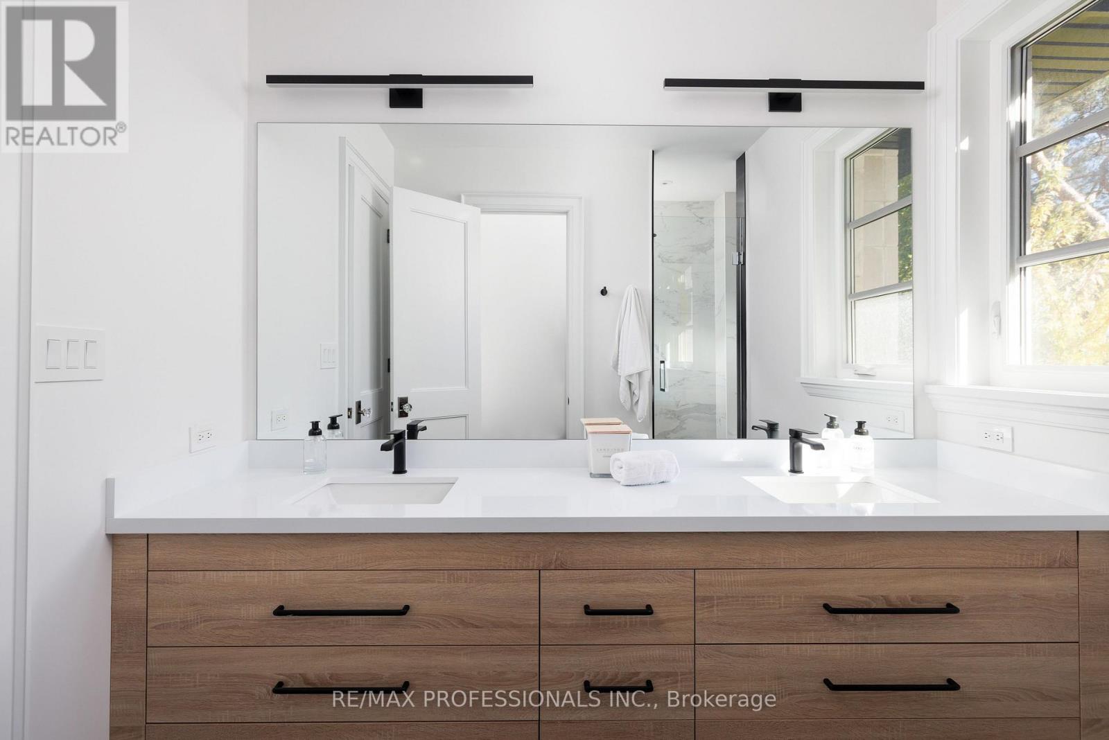 2b Fairway Road, Toronto, Ontario  M9A 5E9 - Photo 32 - W12833592