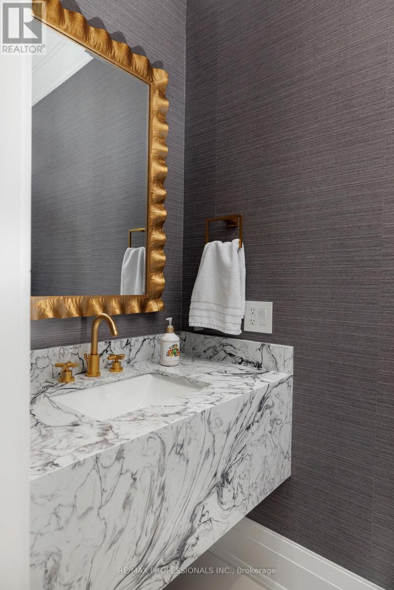 2b Fairway Road, Toronto, Ontario  M9A 5E9 - Photo 9 - W12833592