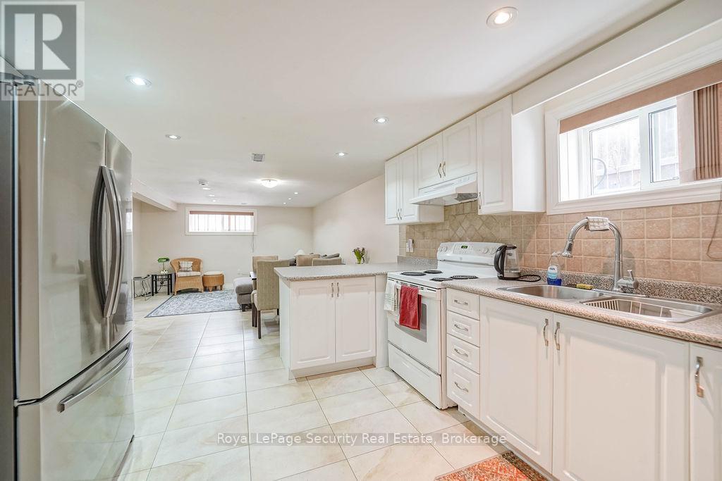 Lower - 1 Norcross Road, Toronto, Ontario  M3H 2R3 - Photo 5 - C12845602