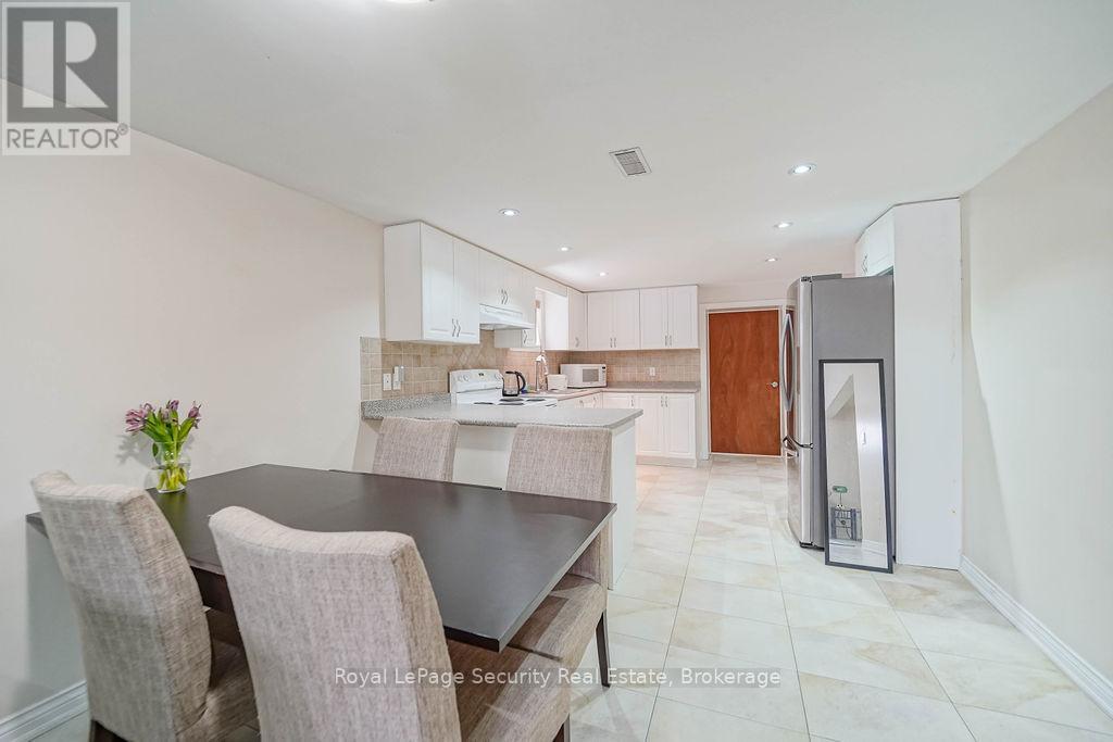 Lower - 1 Norcross Road, Toronto, Ontario  M3H 2R3 - Photo 3 - C12845602