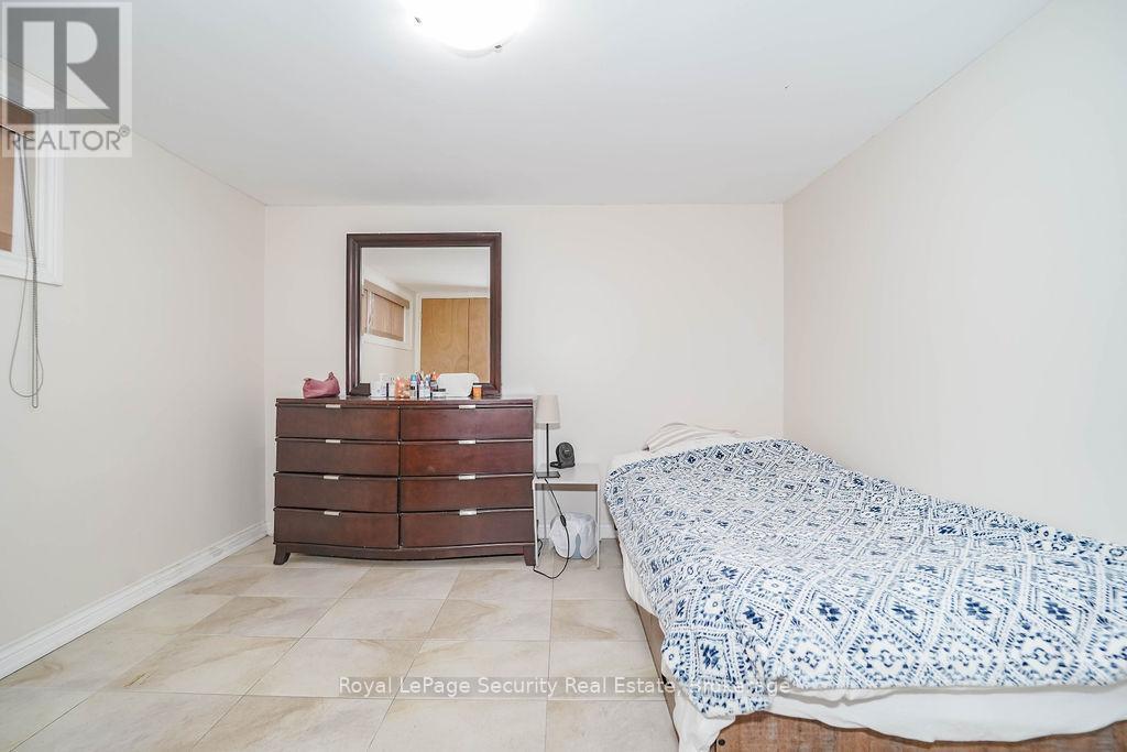 Lower - 1 Norcross Road, Toronto, Ontario  M3H 2R3 - Photo 10 - C12845602
