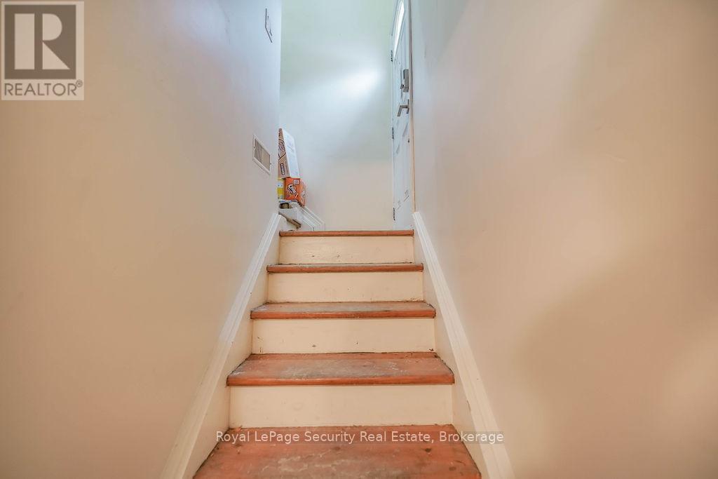 Lower - 1 Norcross Road, Toronto, Ontario  M3H 2R3 - Photo 12 - C12845602