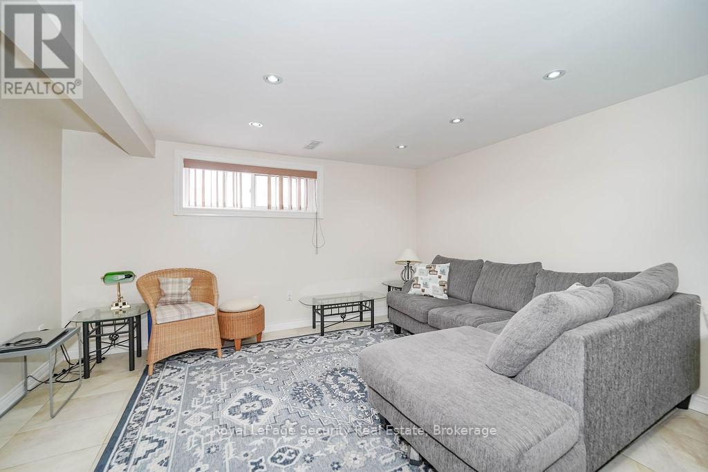 Lower - 1 Norcross Road, Toronto, Ontario  M3H 2R3 - Photo 2 - C12845602