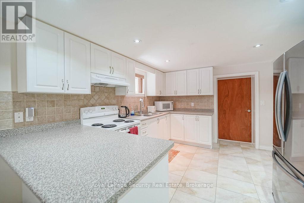 Lower - 1 Norcross Road, Toronto, Ontario  M3H 2R3 - Photo 6 - C12845602