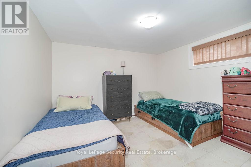 Lower - 1 Norcross Road, Toronto, Ontario  M3H 2R3 - Photo 9 - C12845602