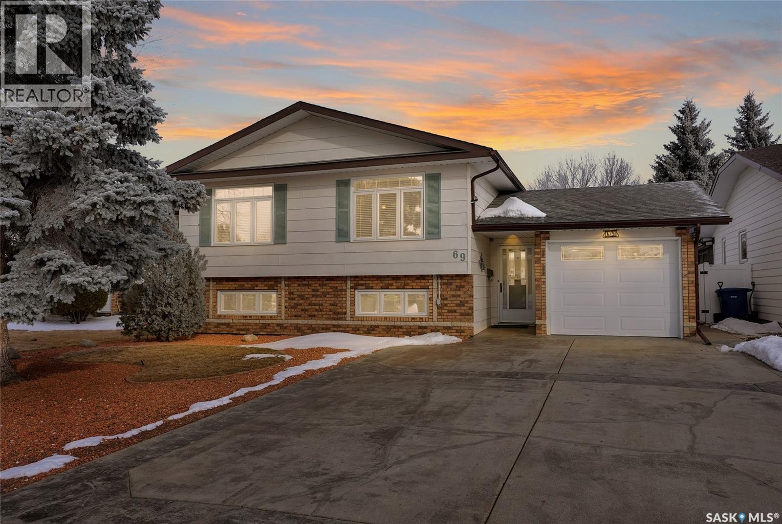 69 Thorn Crescent, Moose Jaw, Saskatchewan  S6J 1J2 - Photo 2 - SK029769