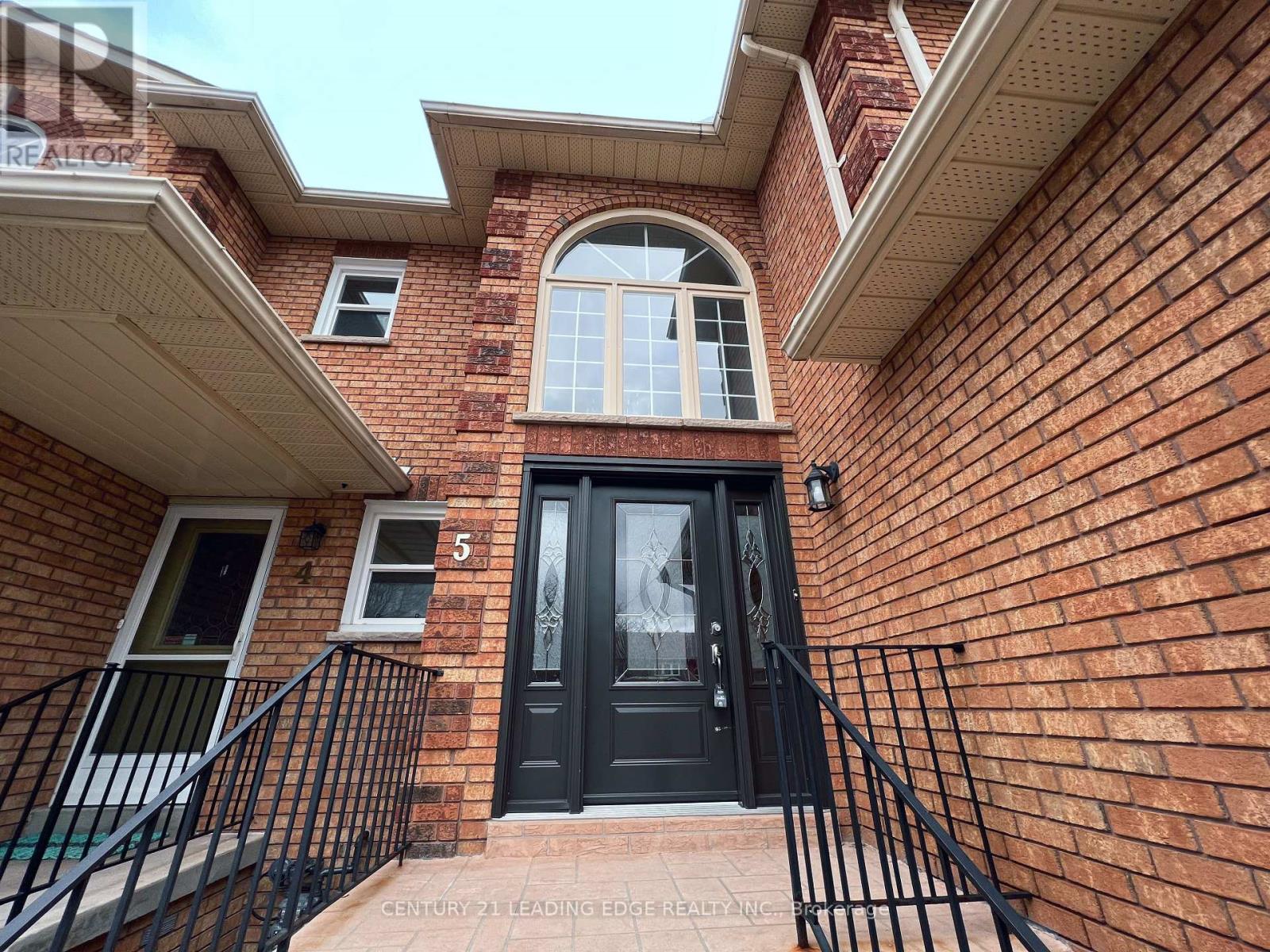 5 Opal Court, Whitchurch-Stouffville, Ontario  L4A 8C2 - Photo 3 - N12857610