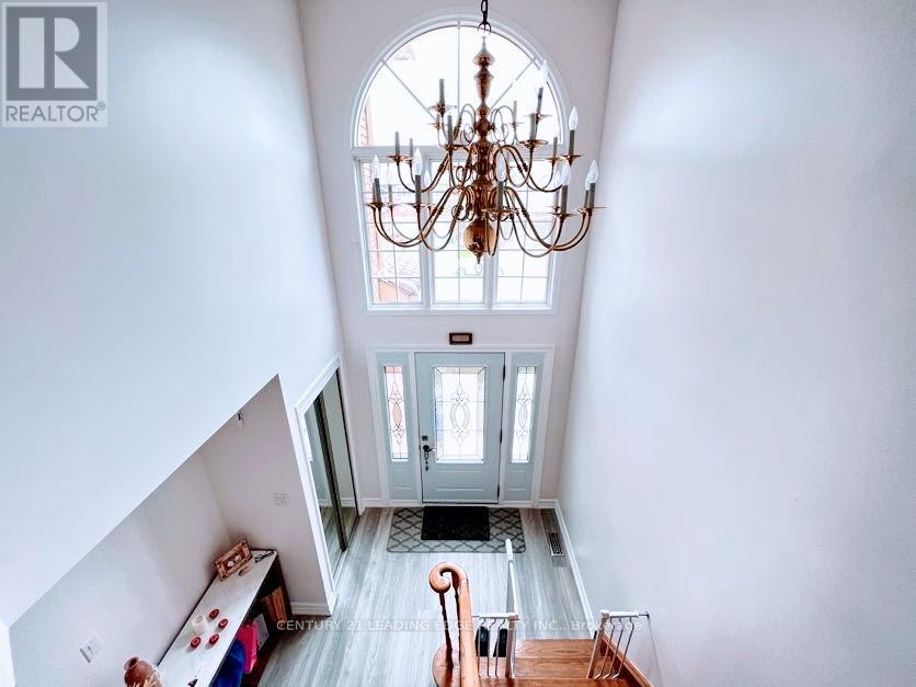 5 Opal Court, Whitchurch-Stouffville, Ontario  L4A 8C2 - Photo 4 - N12857610