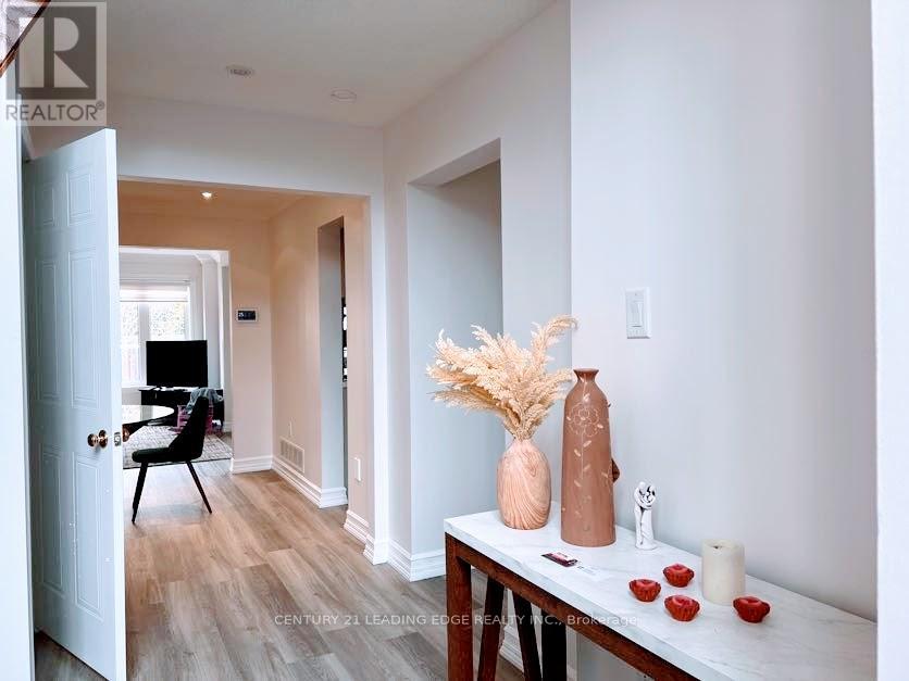 5 Opal Court, Whitchurch-Stouffville, Ontario  L4A 8C2 - Photo 7 - N12857610