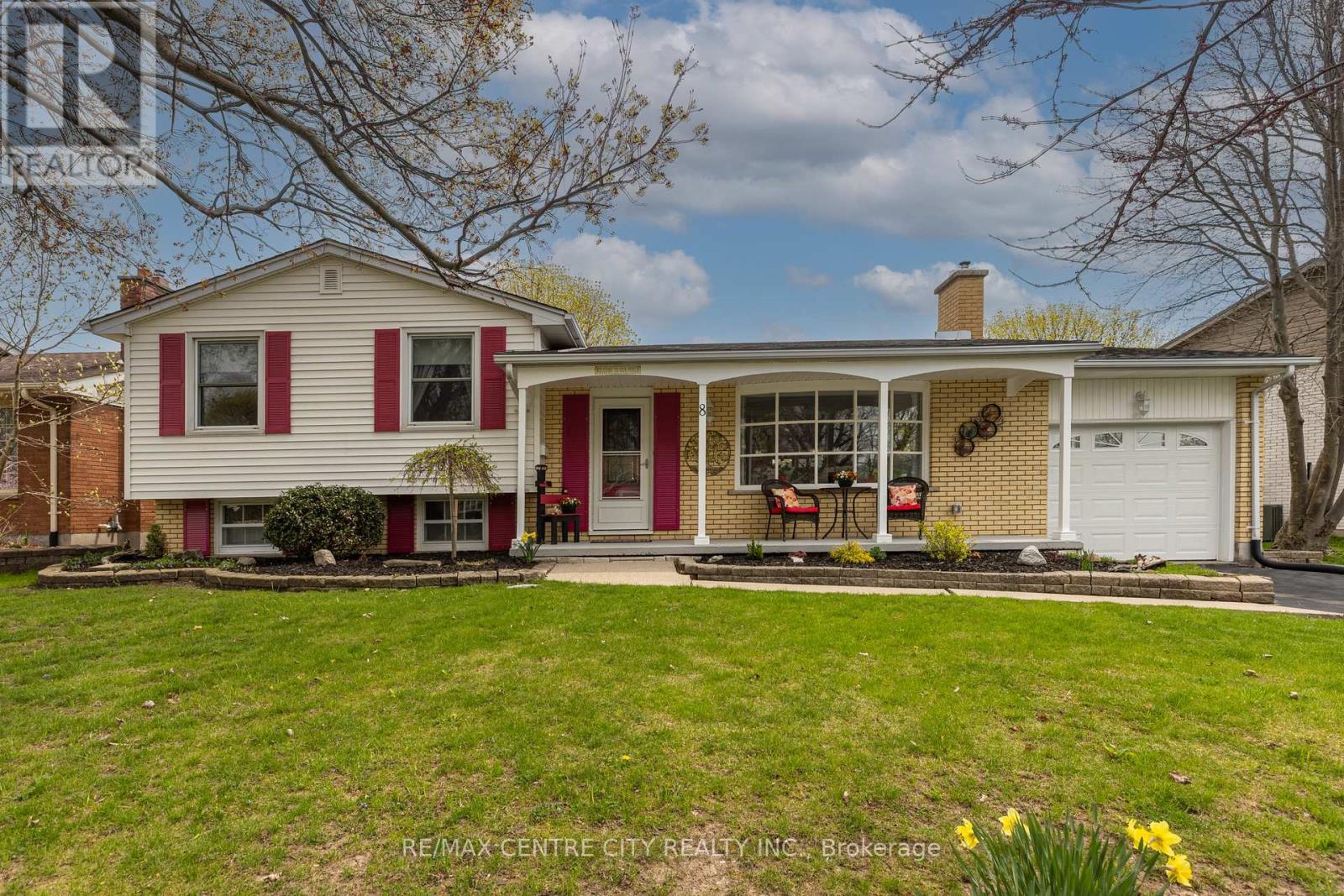 8 Parkview Drive, St. Thomas, Ontario  N5R 4B5 - Photo 2 - X12857636