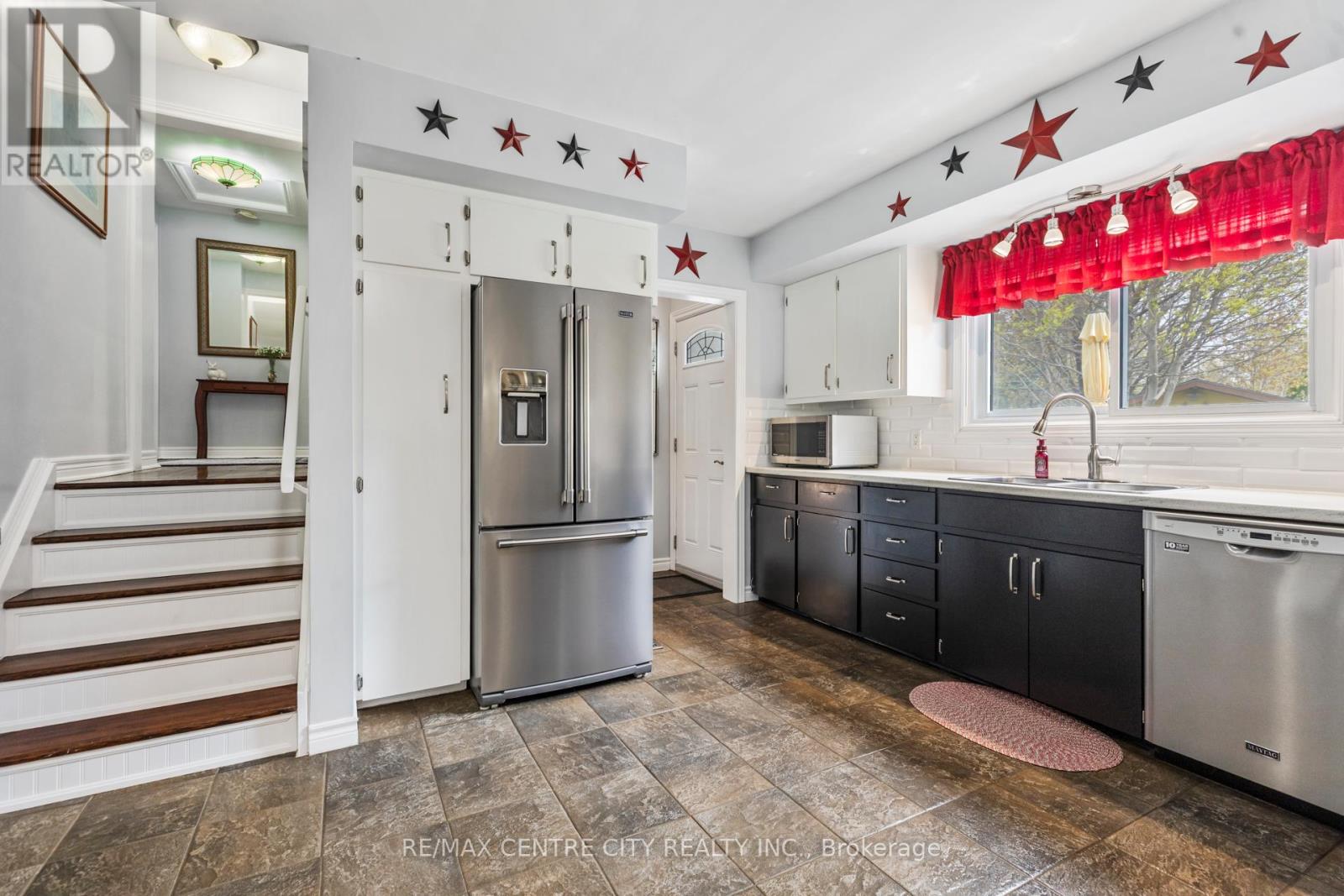 8 Parkview Drive, St. Thomas, Ontario  N5R 4B5 - Photo 8 - X12857636