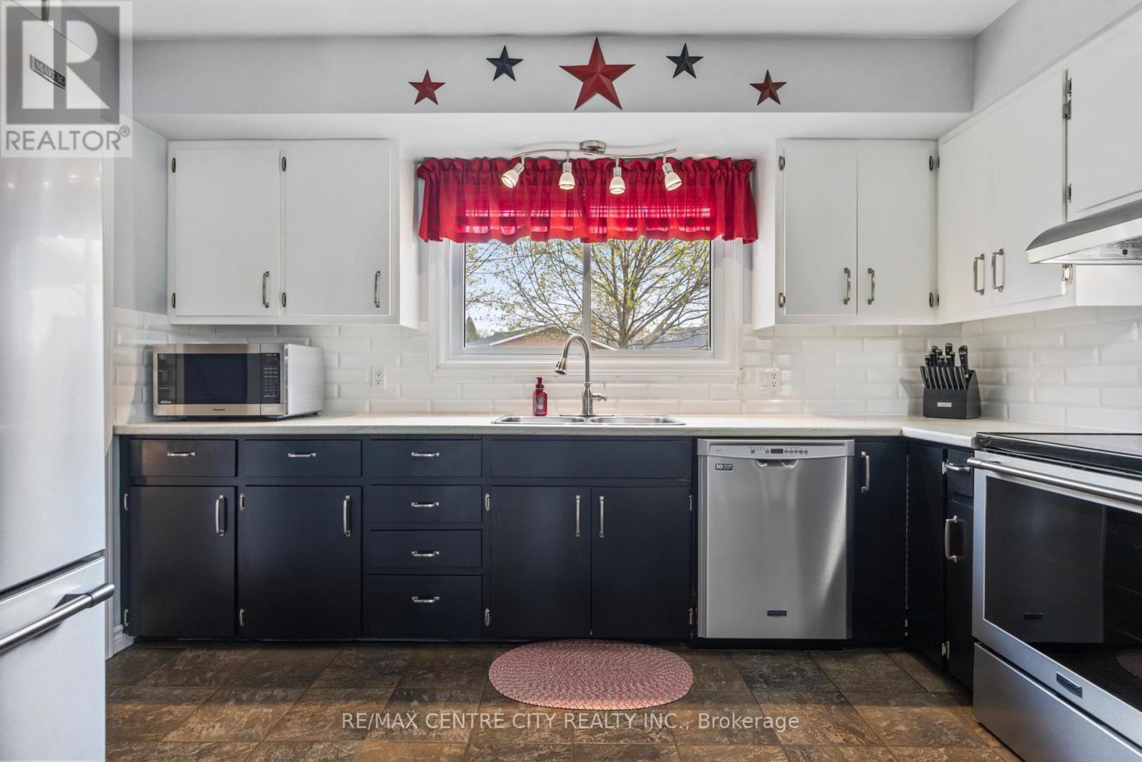 8 Parkview Drive, St. Thomas, Ontario  N5R 4B5 - Photo 9 - X12857636