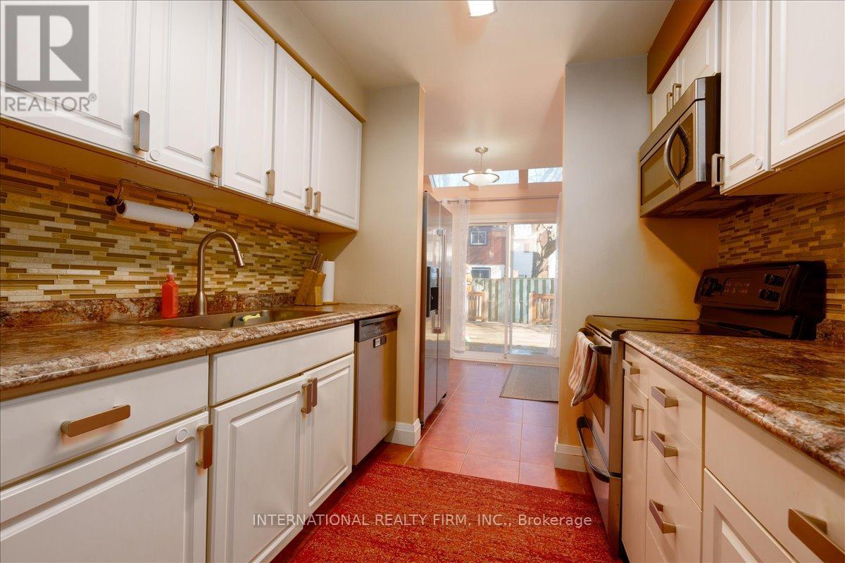 1029 Zante Crescent, Mississauga (Clarkson), Ontario  L5J 4M6 - Photo 8 - W12857644