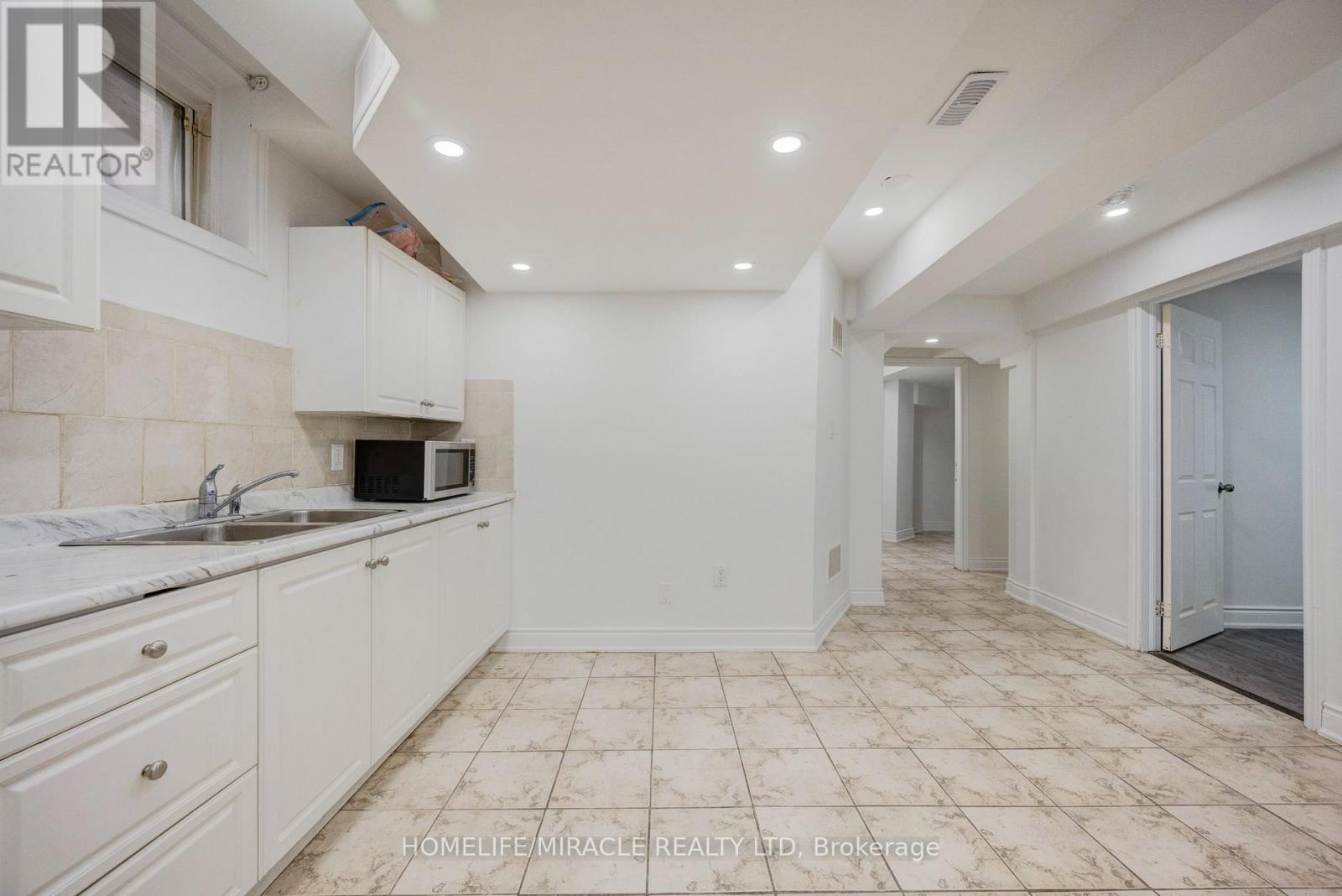 98 Speedwell Street, Brampton, Ontario  L6X 5H1 - Photo 7 - W12838522