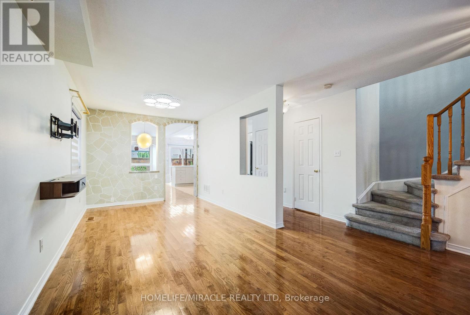 18 Vintage Gate, Brampton, Ontario  L6X 5C4 - Photo 4 - W12799722