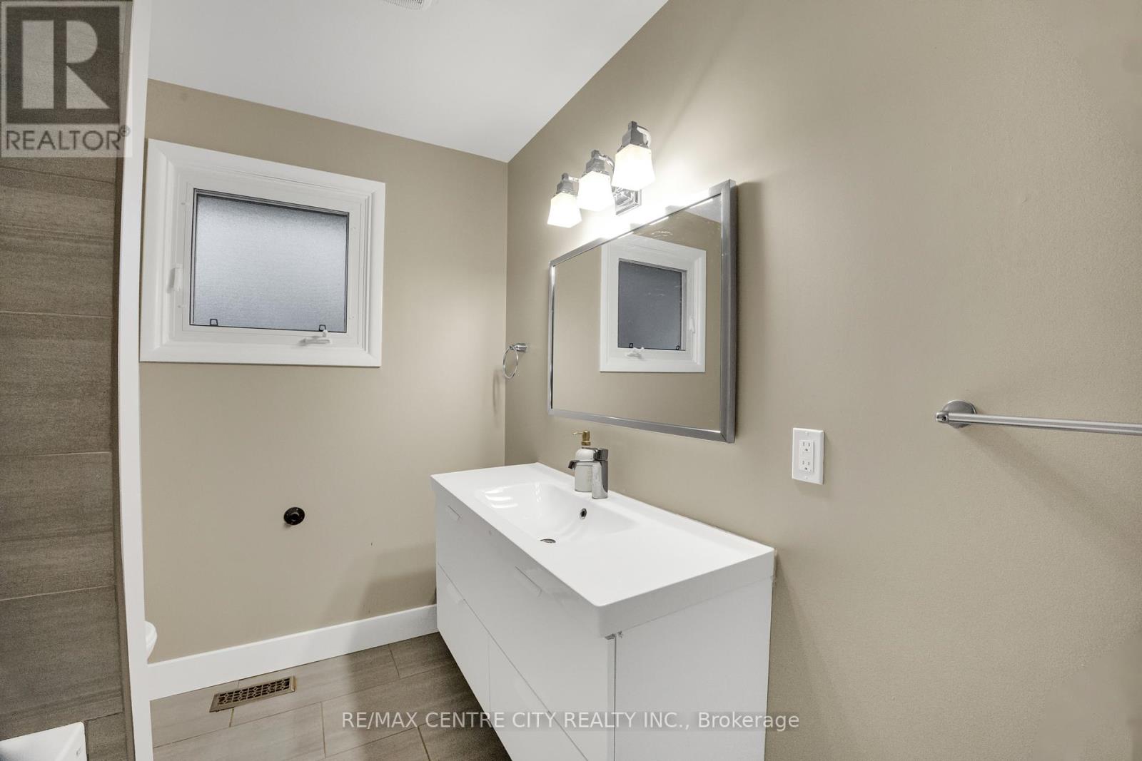 Photo 19 of 46 for 637 Jason Crescent