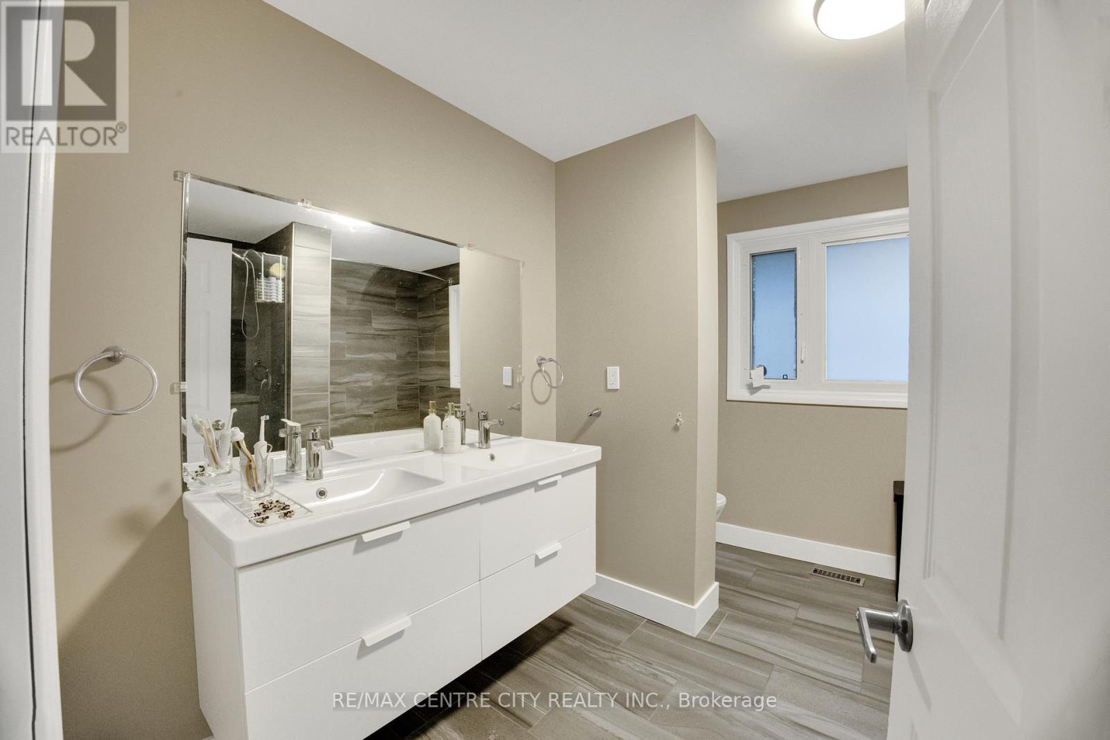 Photo 23 of 46 for 637 Jason Crescent