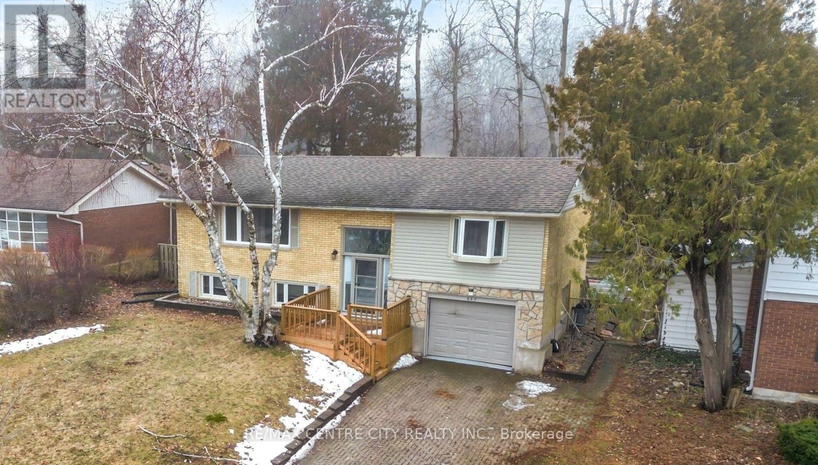 Photo 4 of 46 for 637 Jason Crescent