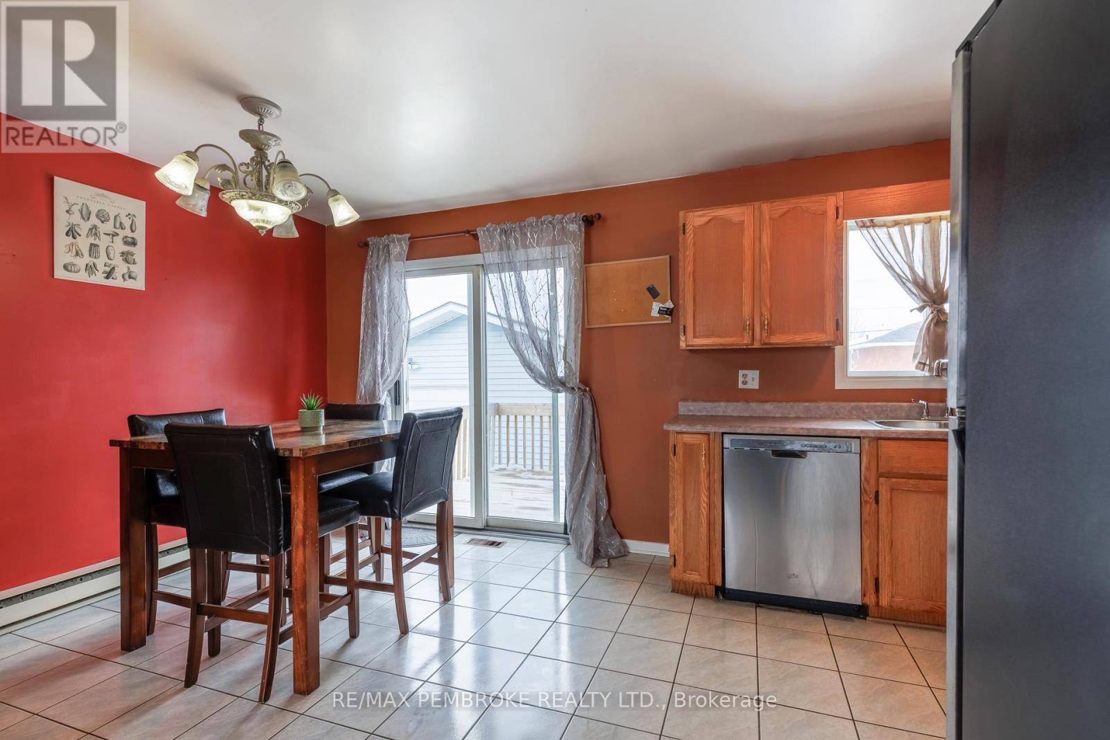 11 Craig Place, Petawawa, Ontario  K8H 3L4 - Photo 11 - X12857808