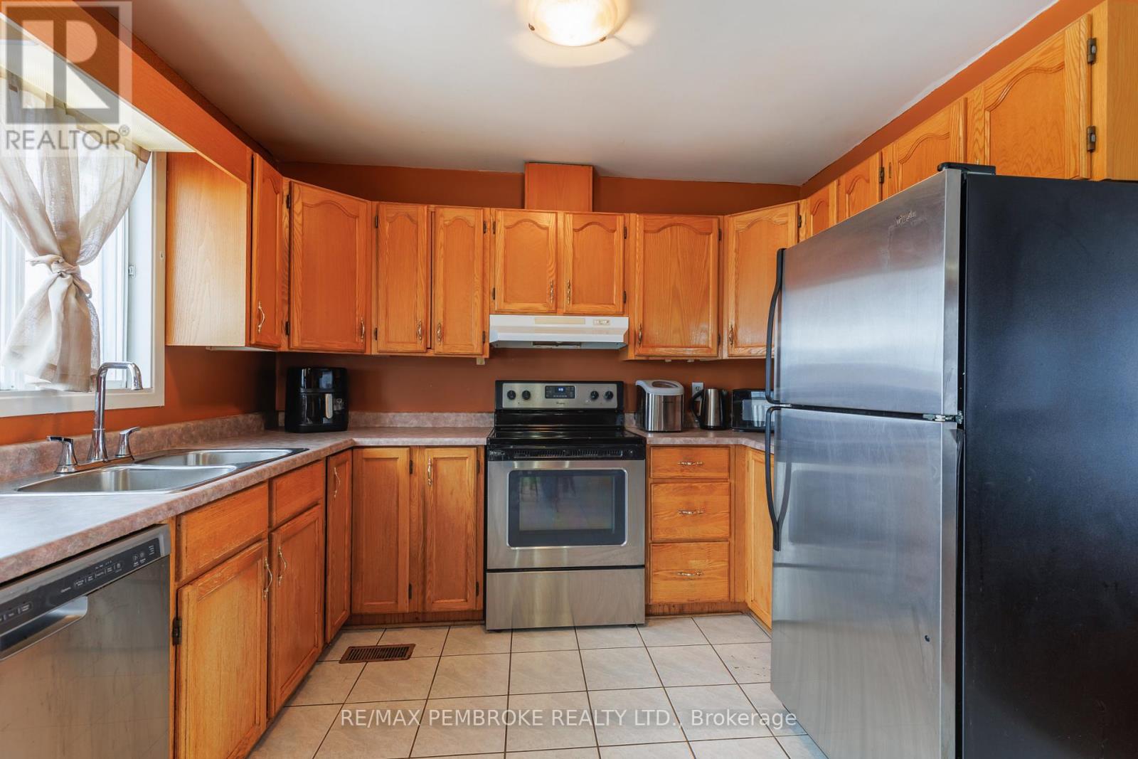 11 Craig Place, Petawawa, Ontario  K8H 3L4 - Photo 12 - X12857808